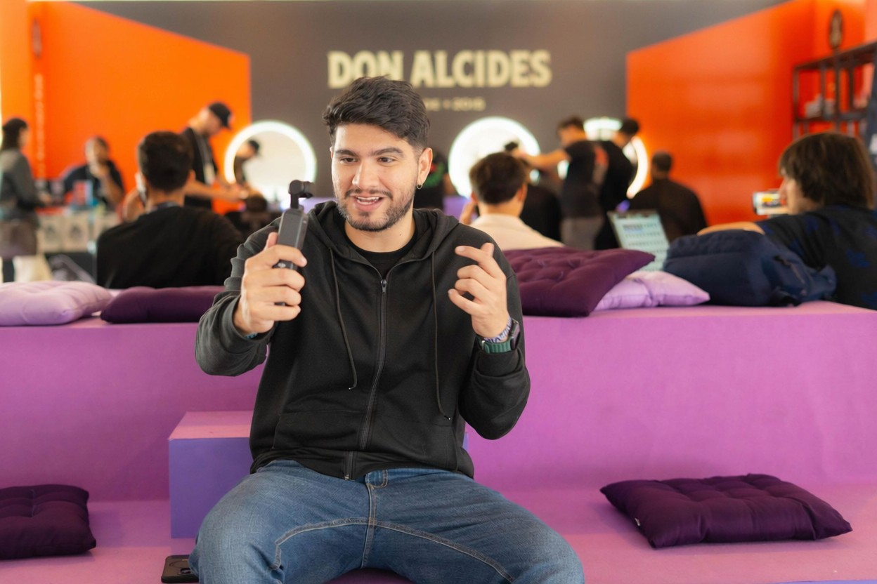 Gavi, fundador de Inglés con Gavi, hablando en un evento